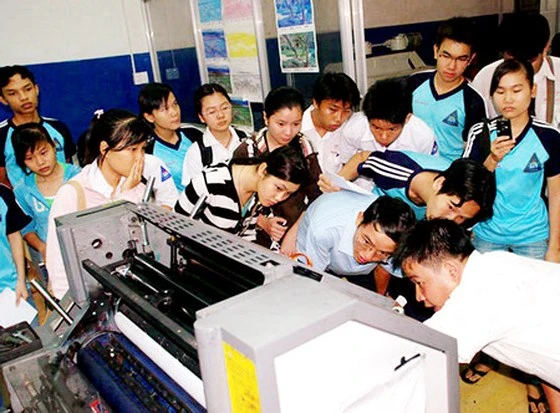 Sinh viên Trường ĐH Sư phạm Kỹ thuật TPHCM trong buổi thực tập với các thiết bị in. Ảnh minh họa: T.Minh