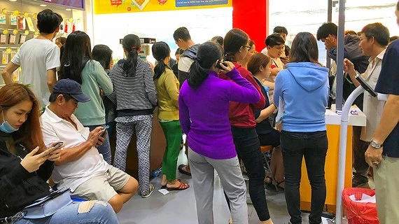 Khách hàng ký tên sau khi đã đăng ký thông tin cho thuê bao thành công tại trung tâm Viettel trên đường Lê Hồng Phong (quận 5, TPHCM). Ảnh: KIM HUYỀN