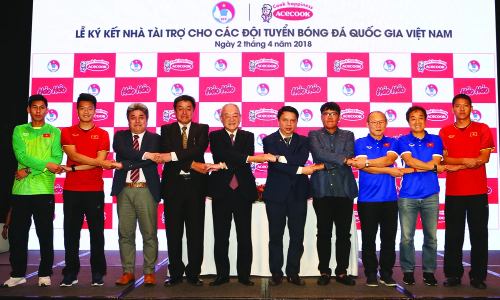 Acecook Việt Nam tài trợ các đội tuyển bóng đá quốc gia