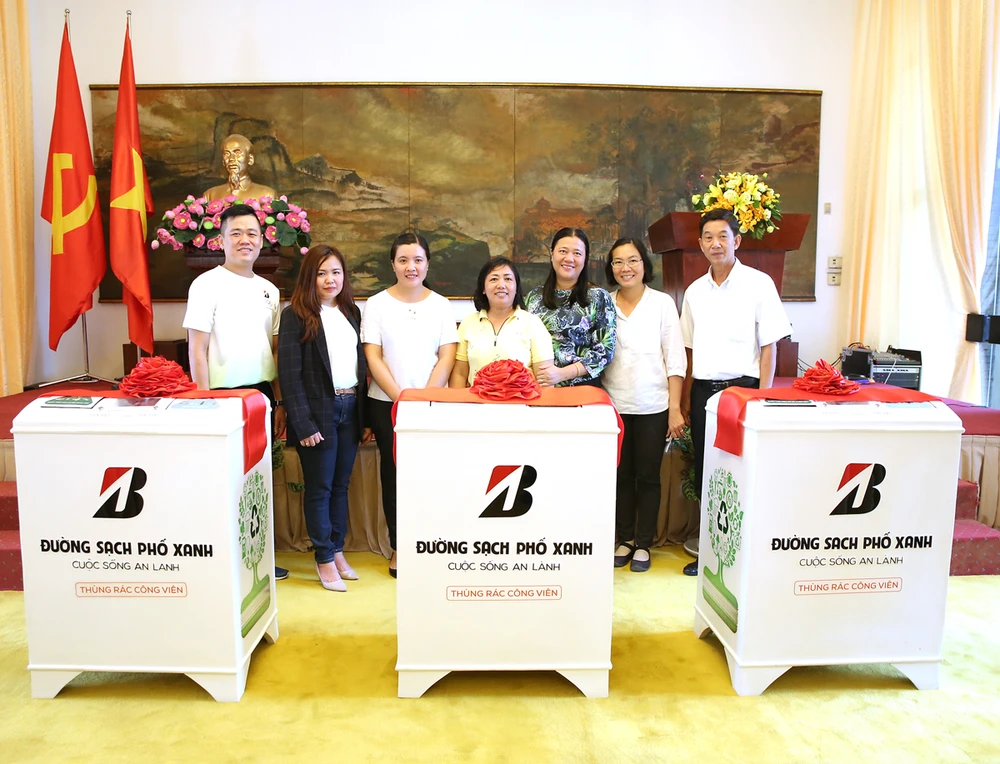 Bridgestone Việt Nam tặng TPHCM 50 thùng rác thông minh