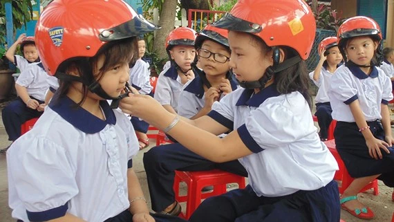 Học sinh Trường Tiểu học Trần Văn Ơn (quận 12) hào hứng tham gia hoạt động giáo dục về an toàn giao thông