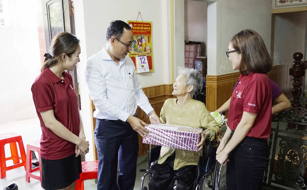 Ông Nguyễn Ngọc Tuấn - Giám đốc Điều hành Hệ thống iSchool thăm và tặng quà tri ân các Mẹ Việt Nam Anh hùng tại Quảng Trị