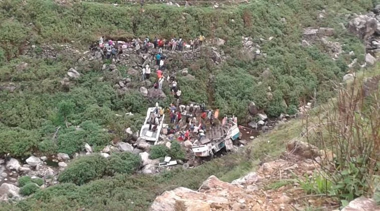 Hiện trường vụ tai nạn xe buýt rơi xuống vực núi ở Uttarakhand, Ấn Độ. Ảnh: Indianexpress