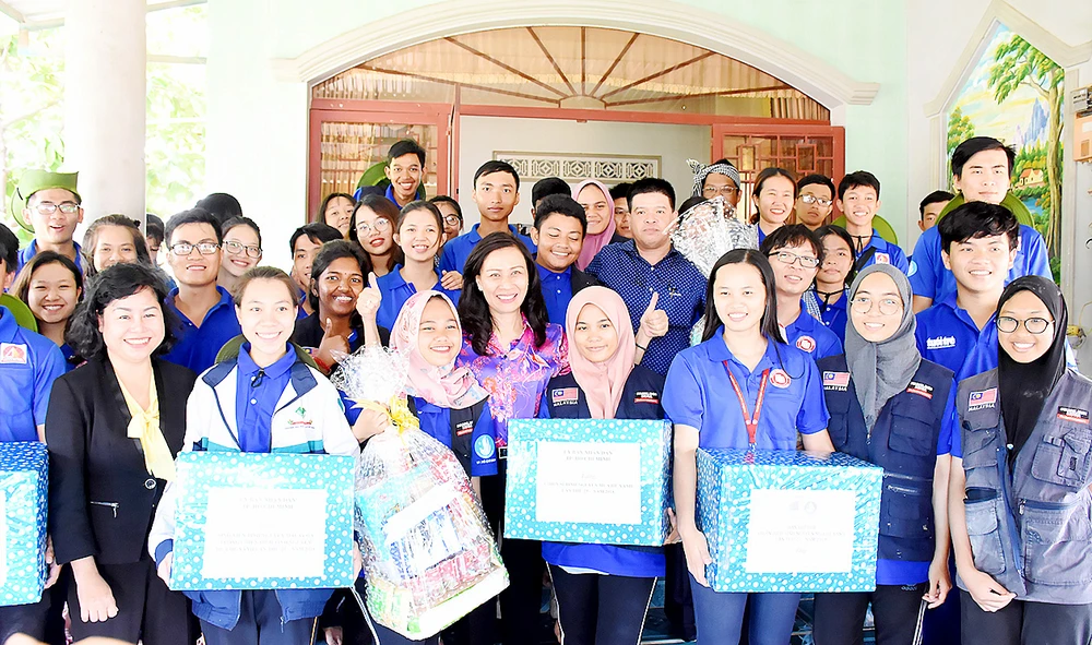 Dịp này, đồng chí Nguyễn Thị Thu đã tặng quà, động viên các chiến sĩ tình nguyện hành quân xanh.