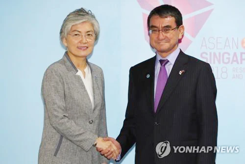 Ngoại trưởng Hàn Quốc Kang Kyung-wha và người đồng cấp Nhật Bản, Taro Kono, ở Singapore, ngày 2-8-2018. Ảnh: YONHAP