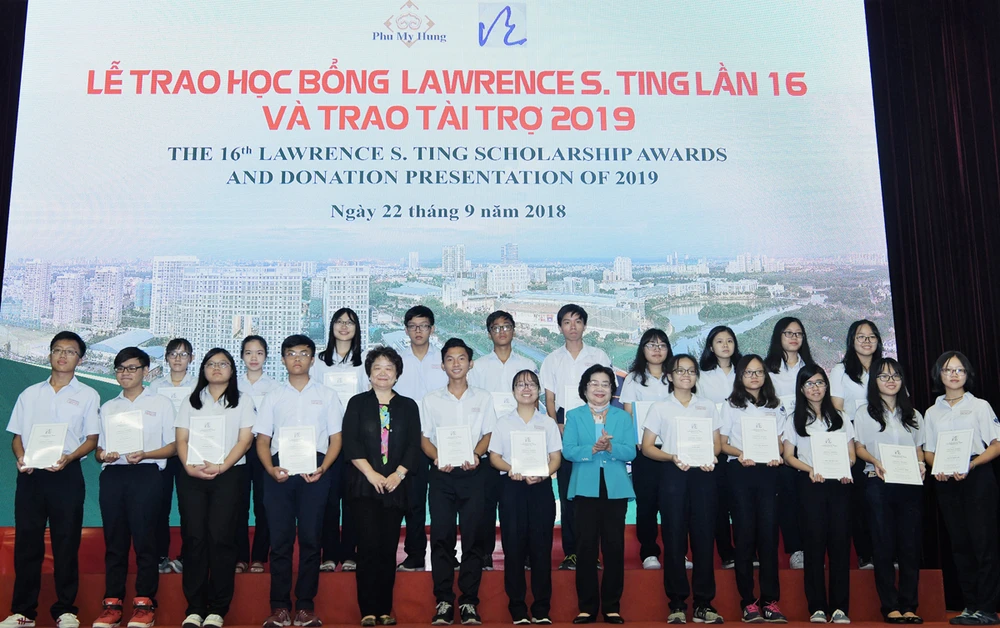 Công ty TNHH Phát triển Phú Mỹ Hưng trao học bổng Lawrence S. Ting và trao tài trợ năm 2019 