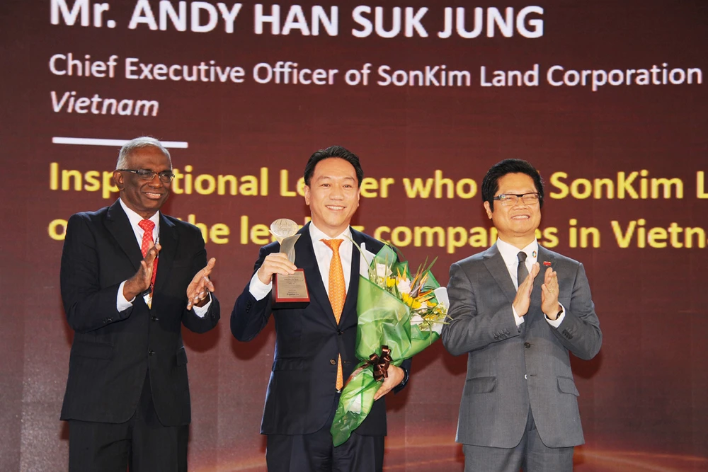 Ông Andy Han Suk Jung - Tổng Giám đốc SonKim Land được vinh danh tại The Asia HRD Awards 2018.