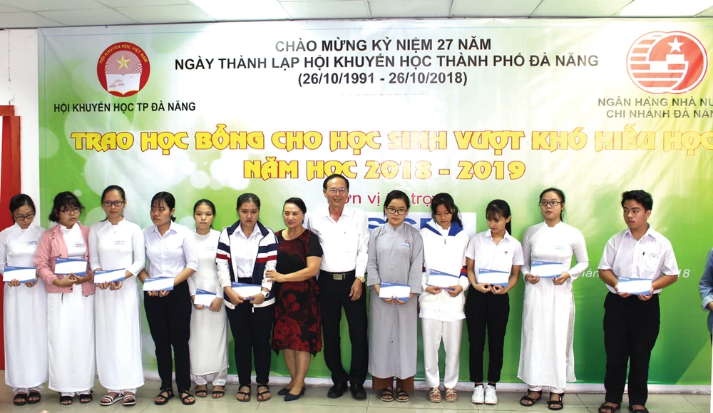 Bà Vũ Kim Dung - Giám đốc KV miền Trung & Tây Nguyên trao học bổng  cho các em học sinh vượt khó học giỏi