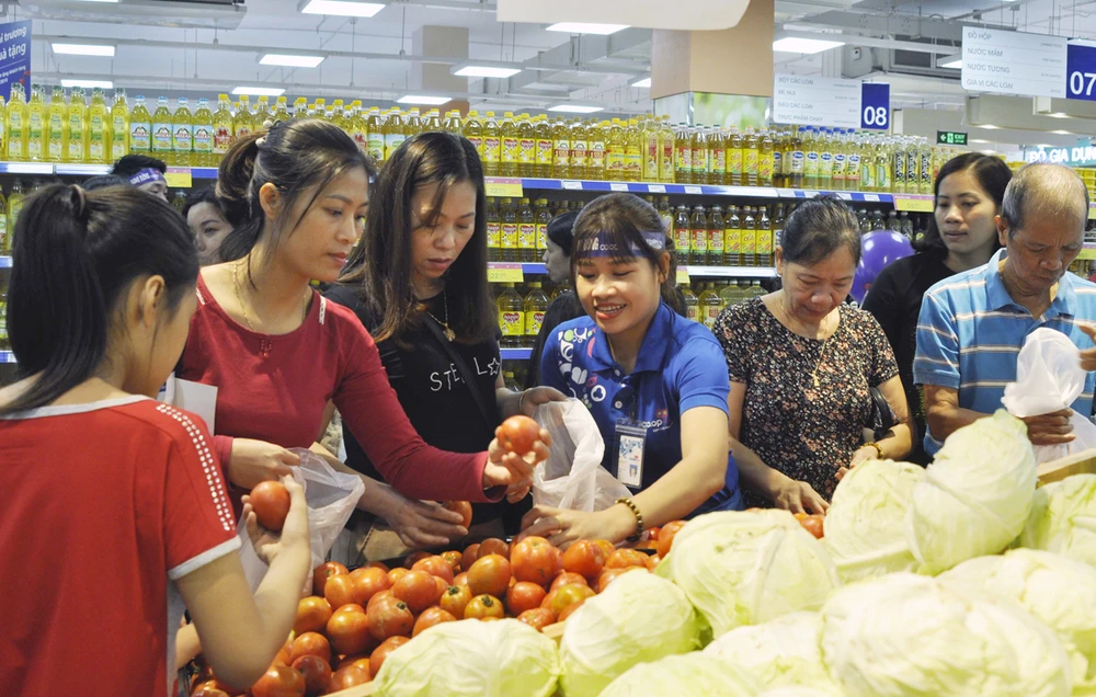 Các sản phẩm của Đà Lạt bày bán phục vụ người dân TPHCM và các tỉnh tại siêu thị Co.opmart