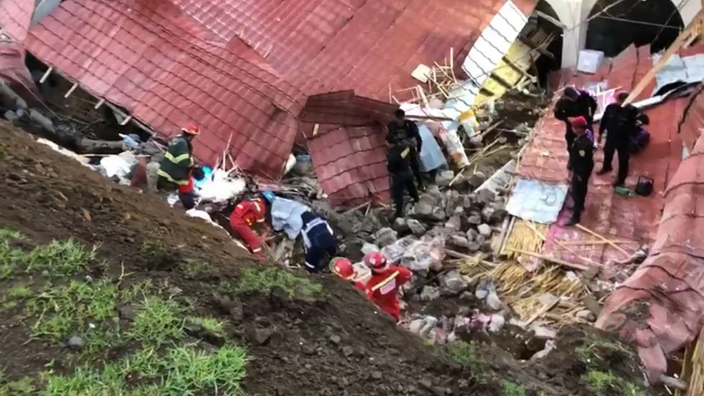 Lực lượng cứu hộ tại hiện trường khách sạn Alhambra bị sập do lở đất ở Abancay, Peru, ngày 27-1-2019. Ảnh; INDECI ​