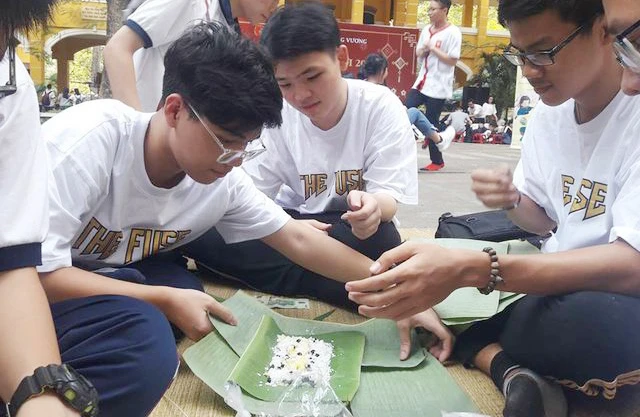 Học sinh Trường THPT Trưng Vương (quận 1) tham gia thi gói bánh chưng dành tặng trẻ em nghèo