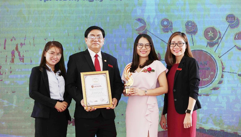 iSchool đạt giải thưởng "Top 10 thương hiệu mạnh ASEAN 2019"