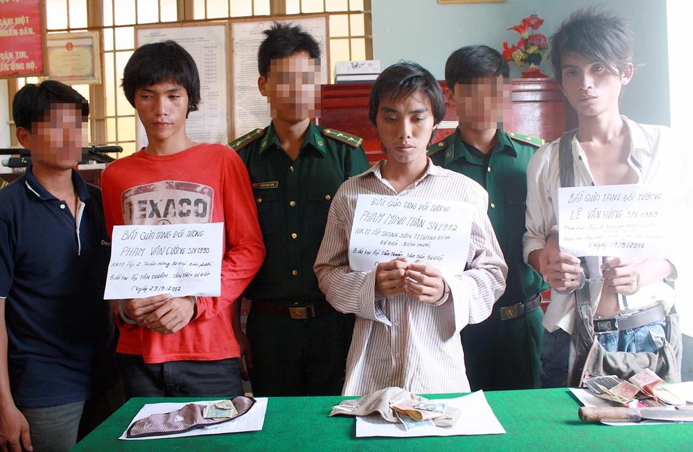 Lực lượng biên phòng tỉnh Bình Phước tạm giữ các đối tượng buôn lậu qua biên giới