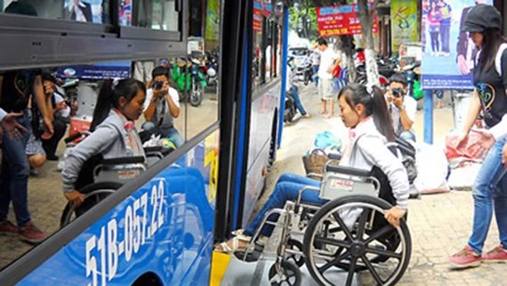 Người khuyết tật được cấp thẻ đi xe buýt miễn phí