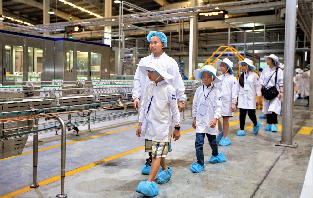 Các em học sinh tham quan trang trại bò sữa Vinamilk Tây Ninh, một trong những trang trại được xây dựng theo chuẩn Global G.A.P (tiêu chuẩn thực hành nông nghiệp tốt toàn cầu) của Vinamilk, là nơi cung cấp nguồn sữa để sản xuất nên những hộp sữa học đường