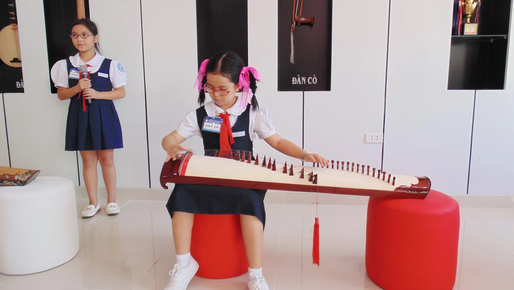 Học sinh Trường TH Lạc Long Quân (quận 11) thực hiện kỹ năng biểu diễn với nhạc cụ dân tộc