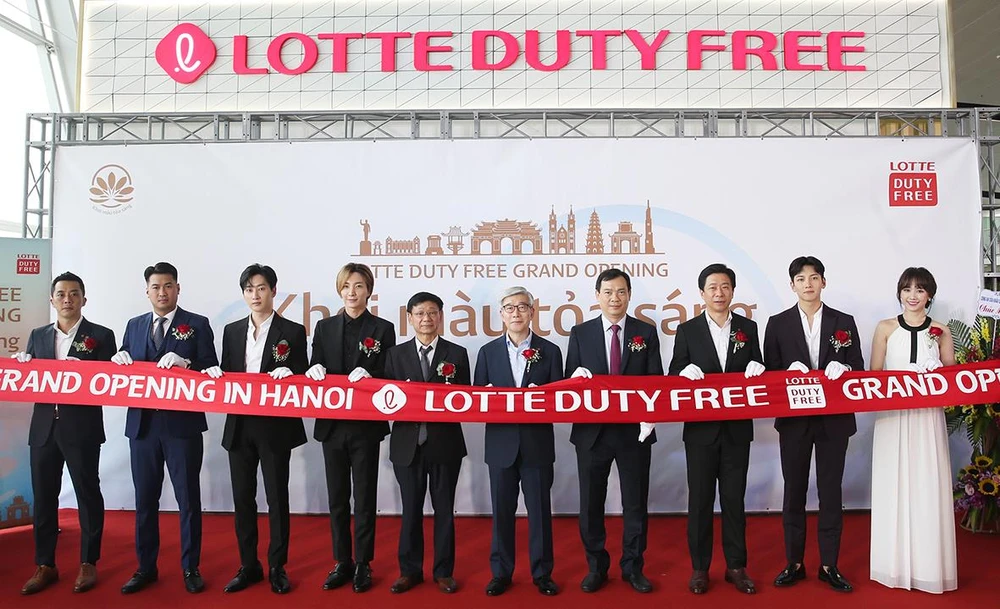  Lễ khai trương cửa hàng Lotte Duty Free tại Sân bay Quốc tế Nội Bài, Hà Nội. Ảnh: Lotte