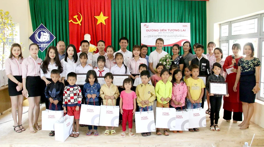 Home Credit Việt Nam trao học bổng và tặng quà học sinh Đắk Lắk