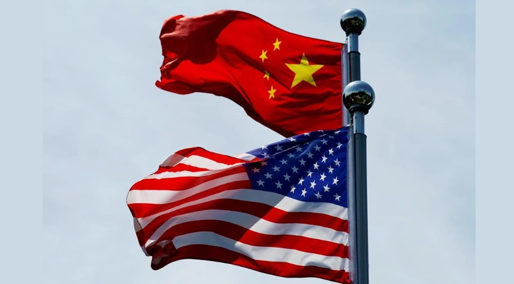 Cờ Trung Quốc và Mỹ tung bay gần Bund, trước khi phái đoàn thương mại Hoa Kỳ gặp gỡ các đối tác Trung Quốc để đàm phán tại Thượng Hải, Trung Quốc, ngày 30-7-2019. Ảnh: REUTER