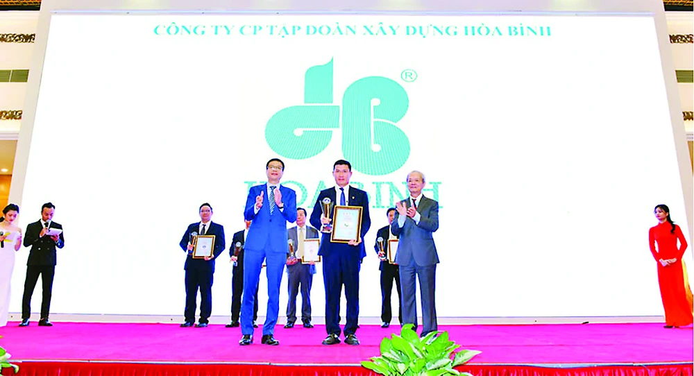 Ông Nguyễn Hùng Cường - Phó Tổng Giám đốc đại diện Hòa Bình nhận giải thưởng của chương trình