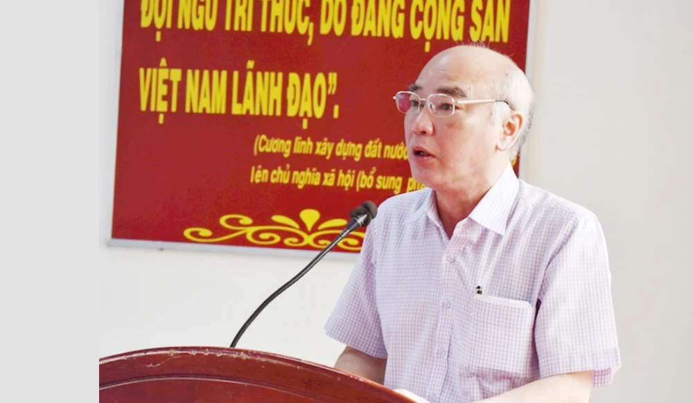  ĐB Phan Nguyễn Như Khuê, Trưởng ban Tuyên giáo Thành ủy TPHCM, phát biểu tại buổi tiếp xúc cử tri. Ảnh: hcmcpv
