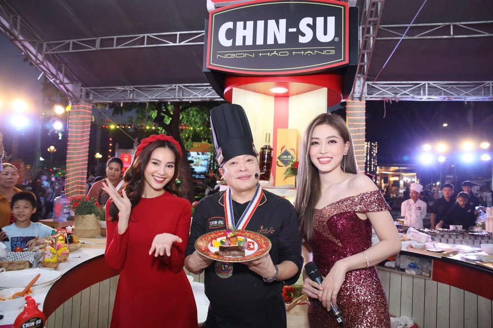 Diễn viên Ninh Dương Lan Ngọc, đầu bếp Hollywood Jack Lee và Á hậu Phương Nga giao lưu tại gian hàng CHIN-SU