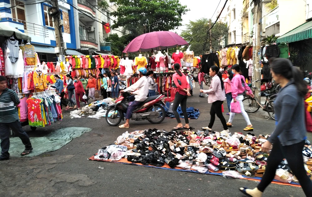 Đường 40A (phường Tân Tạo, gần Công ty Pouyuen) biến thành chợ tự phát