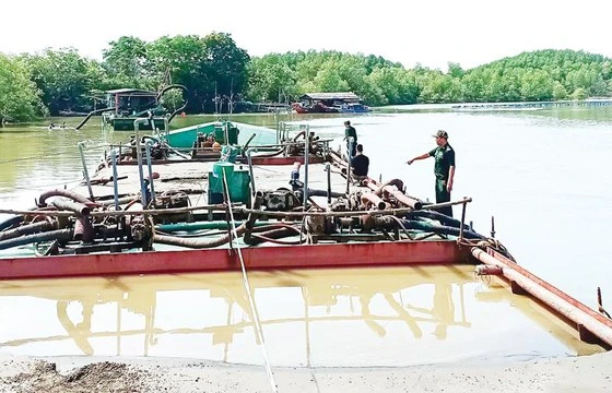 Bộ đội Biên phòng TPHCM bắt một vụ khai thác cát trái phép trên vùng biển Cần Giờ vào tháng 3-2019. Ảnh: QUANG HUY