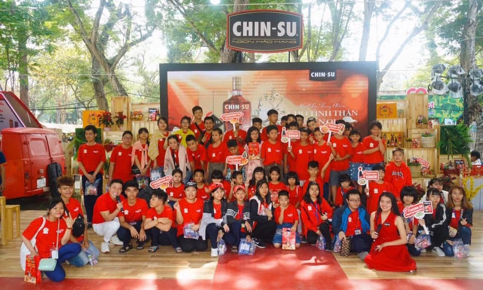 Công ty Masan Consumer kết hợp với Hiệp hội Văn hoá Ẩm thực Việt Nam cùng tổ chức cho các trẻ có hoàn cảnh đặc biệt một chuyến vui chơi, trải nghiệm tại lễ hội Tết Việt.