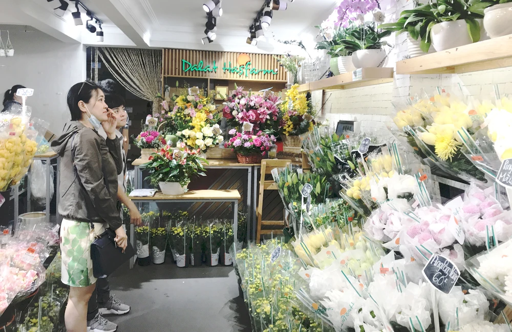 Nhiều khách đến Dalat Hasfarm tìm mua hoa nhập khẩu độc, lạ