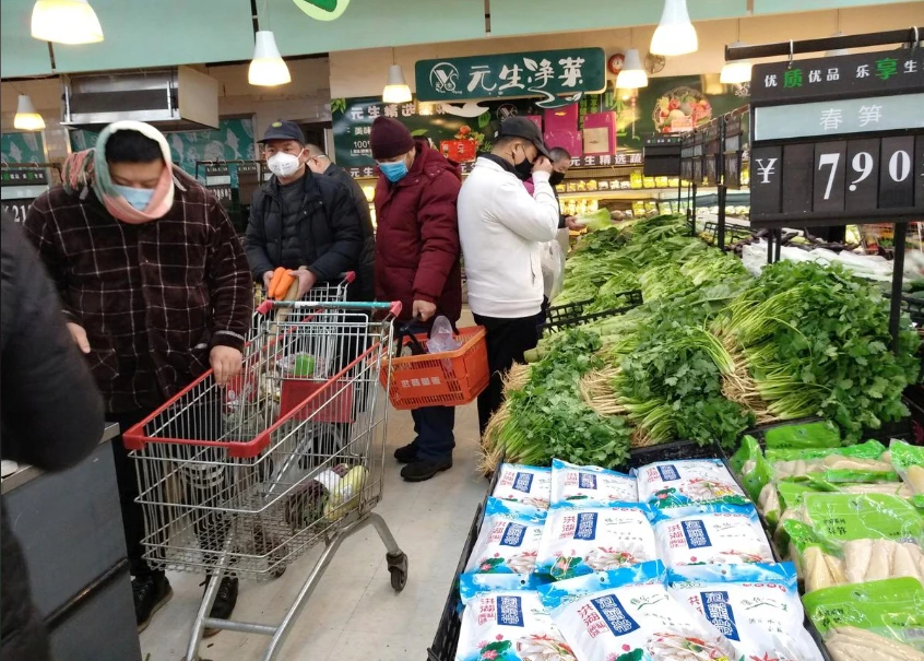 Người dân Trung Quốc đeo khẩu trang khi mua sắm tại một siêu thị, ngày 26-1-2020. Ảnh: CNS/REUTERS ​
