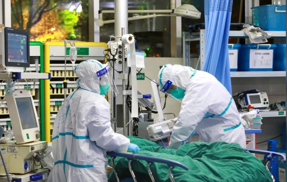 Các bác sĩ điều trị cho bệnh nhân mắc virus Corona tại Bệnh viện Đại học Vũ Hán, tỉnh Hồ Bắc, Trung Quốc, ngày 28-1-2020. Ảnh: CHINA DAILY/REUTERS