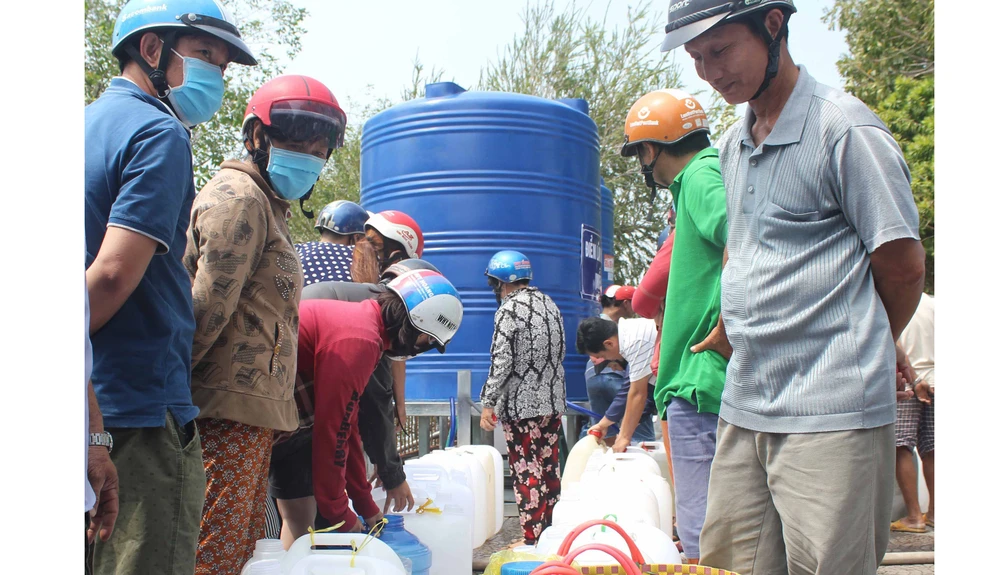 Người dân TP Bến Tre được nhận nước ngọt miễn phí do nhà hảo tâm tài trợ. Ảnh: TÍN HUY