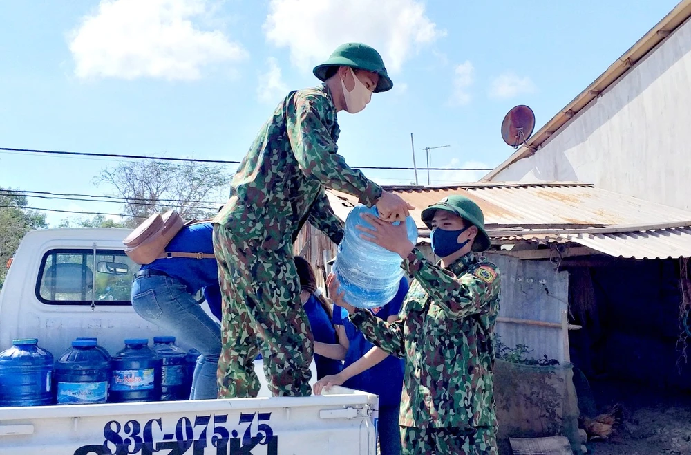 Bộ đội Biên phòng tặng bồn chứa nước và cấp nước sạch miễn phí vùng hạn mặn ven biển