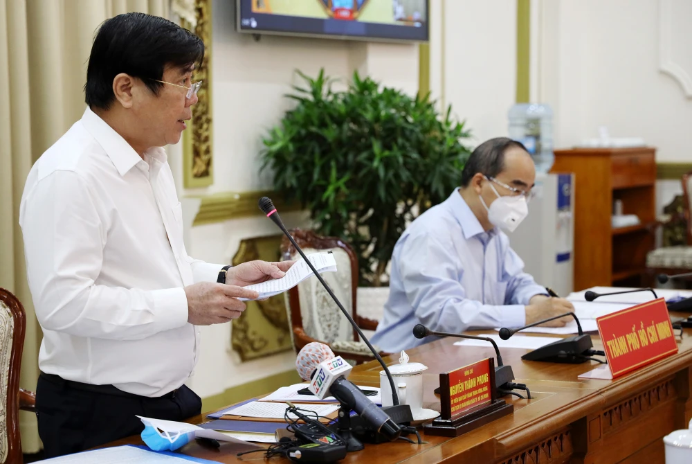 Chủ tịch UBND TPHCM Nguyễn Thành Phong phát biểu tại cuộc họp trực tuyến về công tác phòng chống dịch Covid-19, do Thủ tướng Nguyễn Xuân Phúc chủ trì, sáng 29-3-2020. Ảnh: HMC 