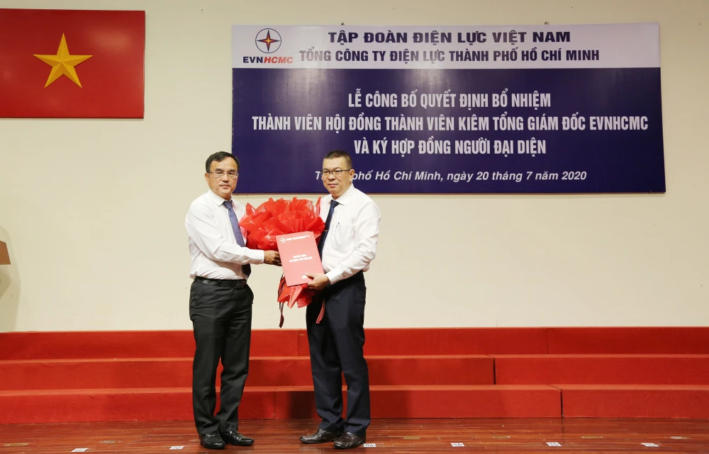 Ông Dương Quang Thành, Chủ tịch HĐTV EVN trao quyết định bổ nhiệm cho ông Nguyễn Văn Thanh ​
