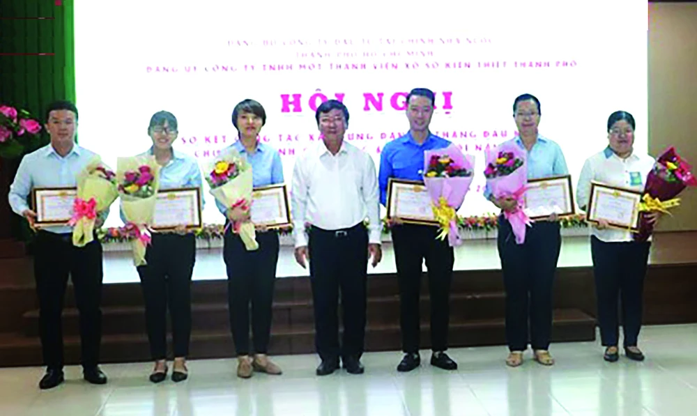 Đồng chí Đỗ Quang Vinh, Bí thư Đảng ủy công ty tặng hoa và trao giấy khen cho các đảng viên có thành tích nổi bật trong công tác phục vụ Đại hội Chi bộ và Đảng bộ công ty