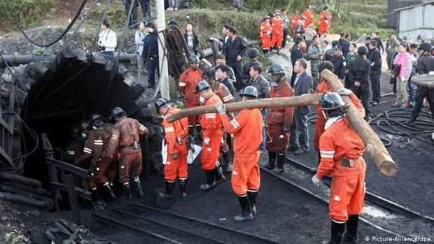 Lực lượng cứu hộ làm nhiệm vụ trong một vụ nổ mỏ than ở Trung Quốc. Ảnh minh họa: EPA
