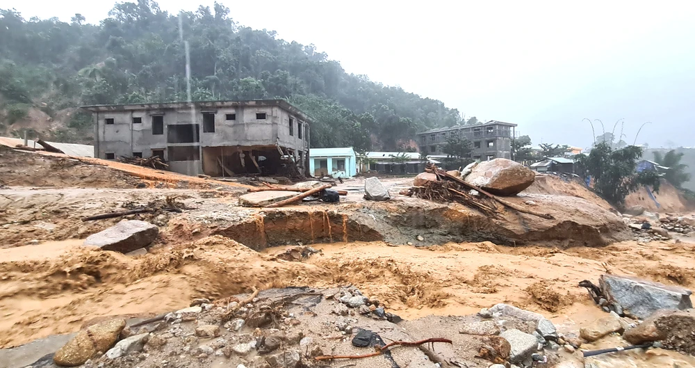 Sáng 6-11, lũ ống đổ xuống suối Đăk Ba Sao, xã Phước Thành, huyện Phước Sơn, tỉnh Quảng Nam gây hoang mang cho người dân sinh sống tại đây. Ảnh: NGỌC PHÚC
