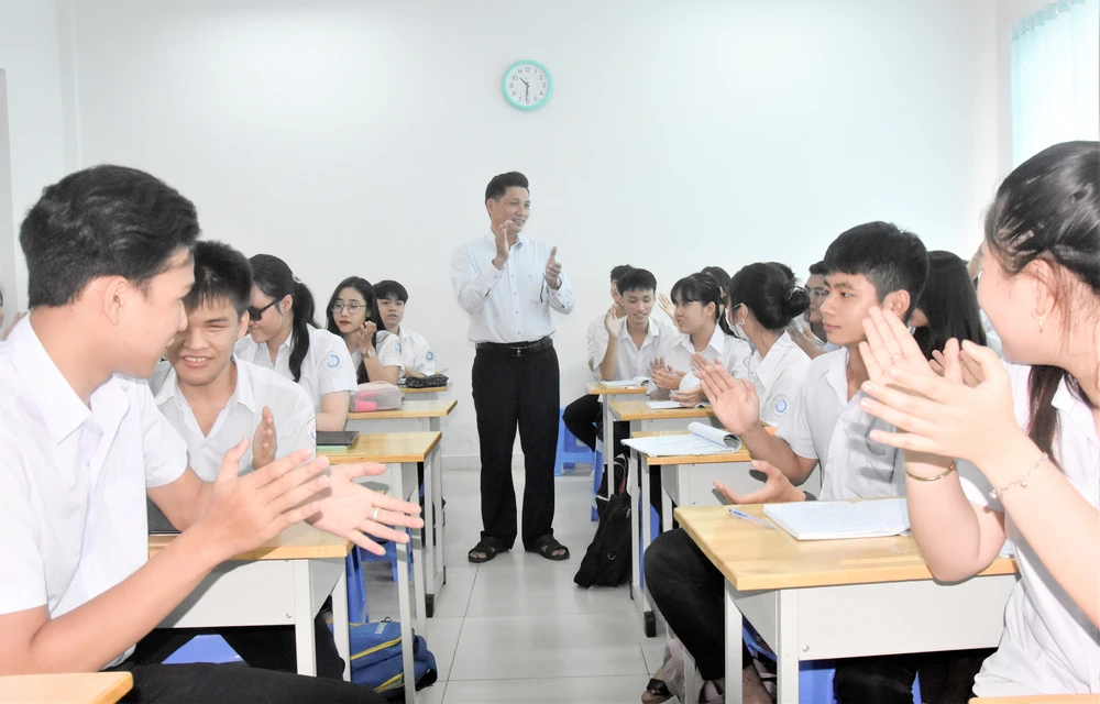 Thầy Trương Bá Hải và những học trò khiếm thị của mình tại Trung tâm GDNN-GDTX quận 10