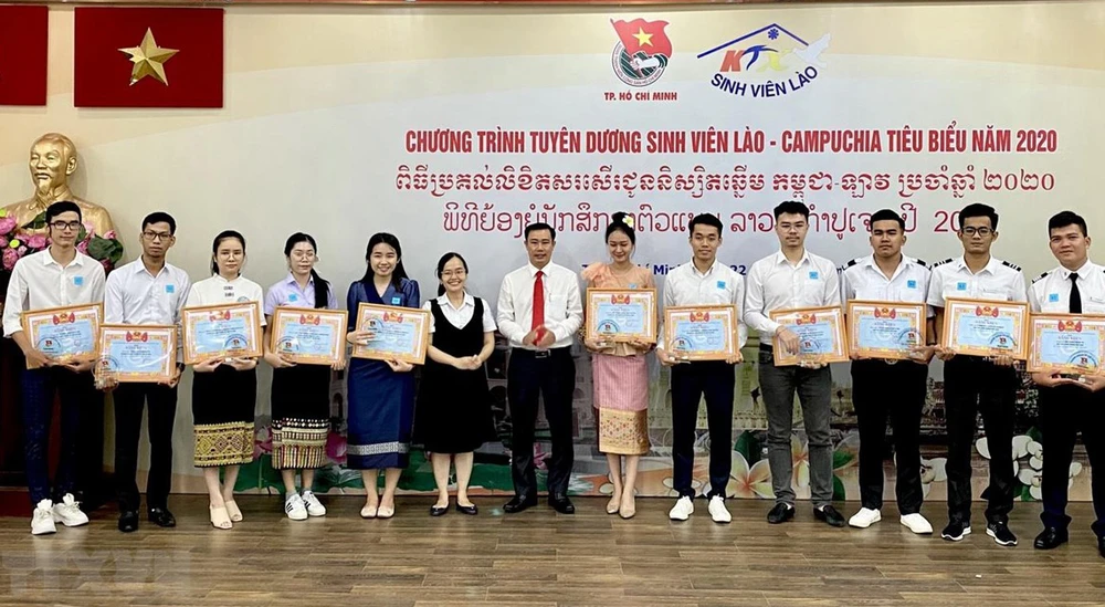 Thành đoàn TPHCM tuyên dương sinh viên Lào - Campuchia tiêu biểu năm 2020. Ảnh: TTXVN