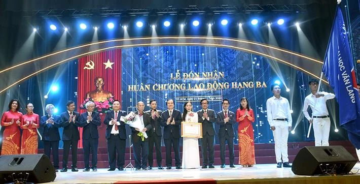 Bộ trưởng Phùng Xuân Nhạ trao Huân chương Lao động hạng Ba cho Trường Đại học Văn Lang. Ảnh: moet.gov.vn