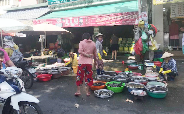 Chợ tự phát tại đường số 1, phường Tân Phú, quận 7. Ảnh: NGUYỄN HÒA