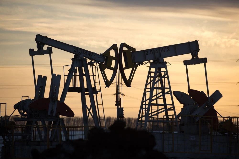  Kích bơm dầu hoạt động tại một mỏ dầu gần Almetyevsk, Tatarstan, Nga. Ảnh: Bloomberg