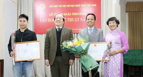 Chủ tịch Liên hiệp các Hội Văn học Nghệ thuật Việt Nam, nhà thơ Hữu Thỉnh, Chủ tịch Hội đồng giải thưởng trao giải A cho các tác giả. Ảnh: TTXVN
