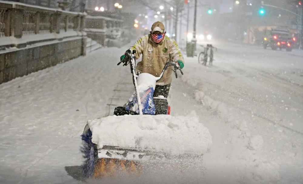 Người đàn ông dọn tuyết rơi dày ở Manhattan, TP New York, New York, Mỹ, ngày 16-12-2020. Ảnh: REUTERS