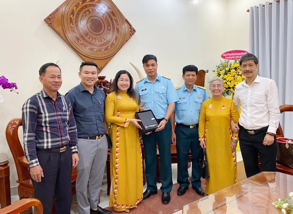 Quỹ Công tác xã hội Anh hùng LLVT nhân dân Phan Trọng Bình đến thăm, tặng quà Sư đoàn Không quân 370