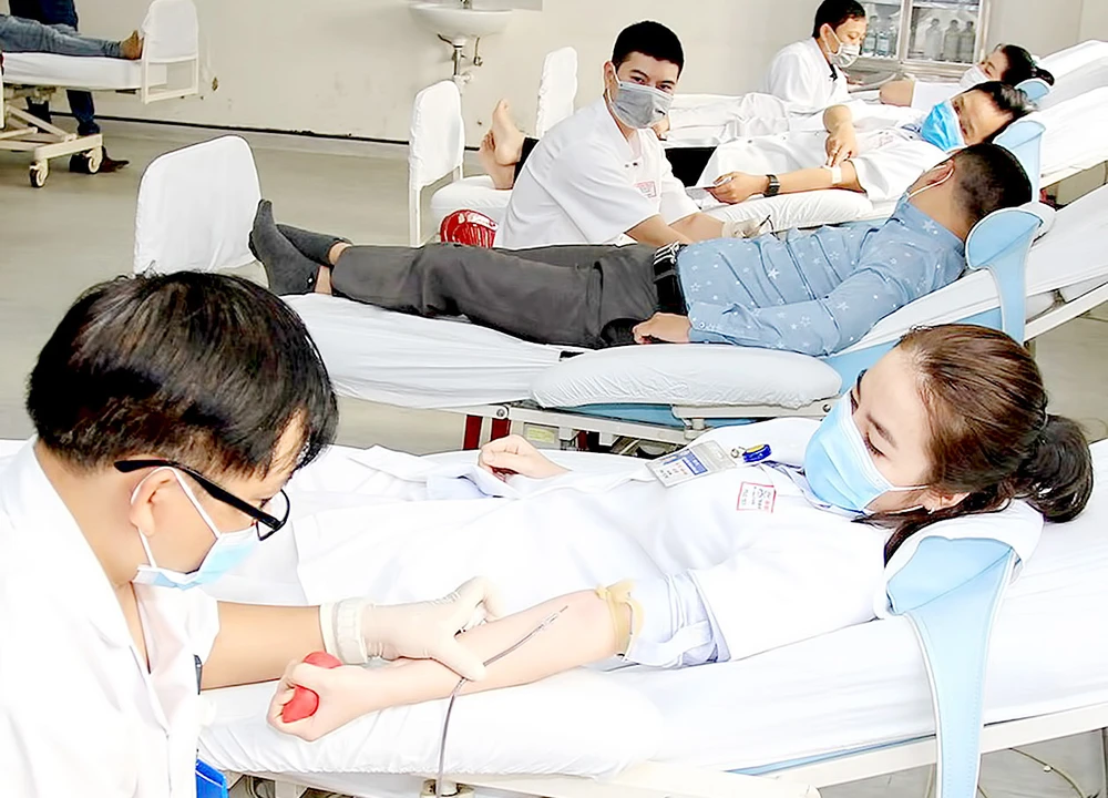 Các y, bác sĩ Bệnh viện Trung ương Huế hiến máu và hiến tiểu cầu
