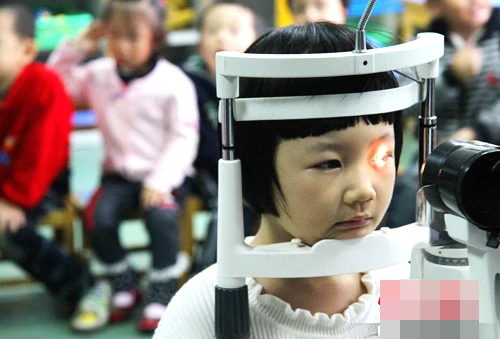 Kiểm tra thị lực tại một trường tiểu học ở Thượng Hải, Trung Quốc
