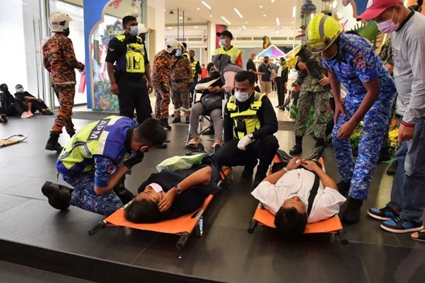 Nhân viên cấp cứu chăm sóc các nạn nhân trong vụ tai nạn tàu cao tốc, tại ga Kampung Baru hôm 24-5-2021.Ảnh: straitstimes.com